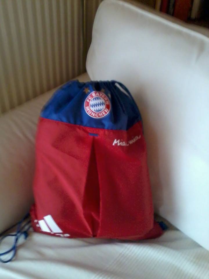 A zsák, ami önmaga ajándék (kedvenc csapatos), benne a többi meglepivel